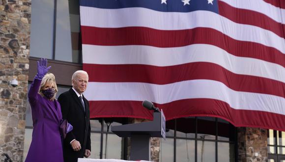 El presidente electo Joe Biden junto a su esposa Jill Biden después de hablar en el Centro de Reserva / Guardia Nacional Major Joseph R. "Beau" Biden III, el martes 19 de enero de 2021, en New Castle, Delaware (AP Photo/Evan Vucci).