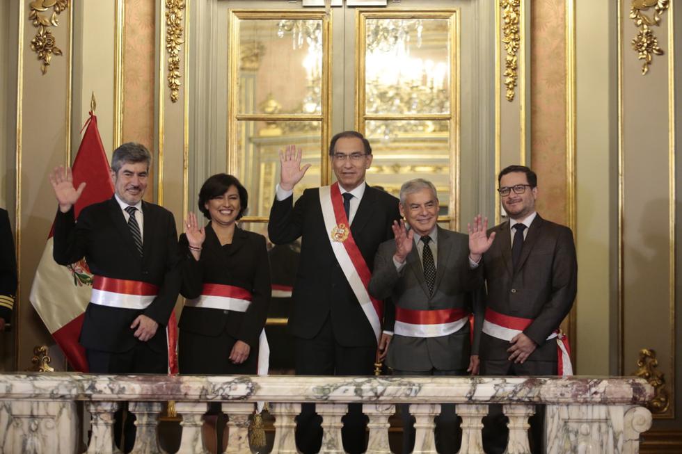 Los ministros Sylvia Cáceres, Rogers Valencia y Edgar Vásquez, junto con el presidente Martín Vizcarra y el titular de la PCM, César Villanueva. (Foto: Hugo Pérez / GEC)