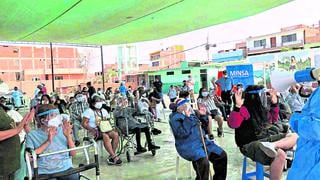 Ancianos en Lima son vacunados, pero en regiones aún siguen a su suerte