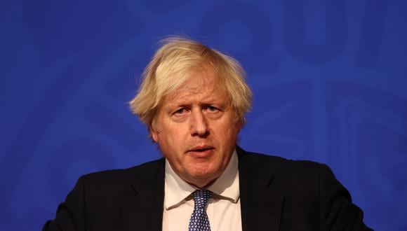 Una foto de Boris Johnson participando en una reunión con sus empleados lo pone en la mira de la críticas. (Foto:  Adrian DENNIS / various sources / AFP)
