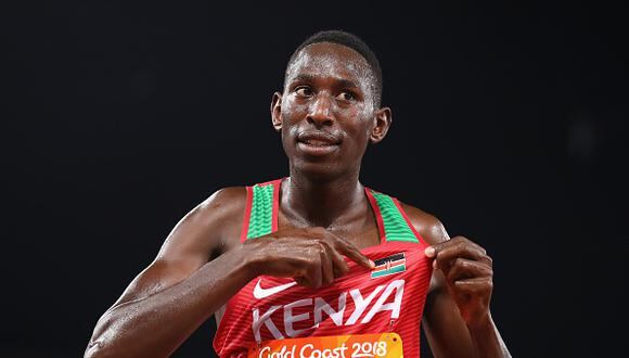 El atleta keniano tuvo que pasar por vallas y un charco de agua antes de llegar a la meta. (Foto: Getty)