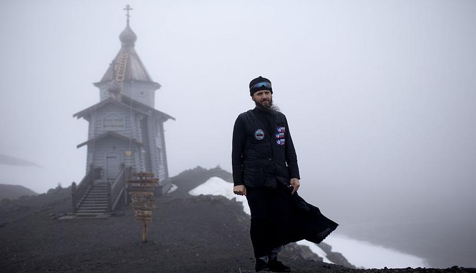 Sophrony Kirilov, sacerdote ruso de 38 años, luce una sotana negra y un chaleco que tiene cosidos parches con imágenes de pingüinos y focas. (AP)