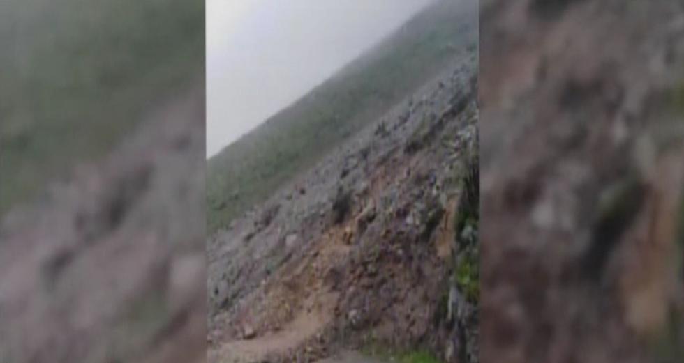 La autoridad explicó que la entrada al distrito de Huanza, como otras vías de la provincia de Huarochirí, quedó bloqueada por el deslizamiento de piedras y lodo.