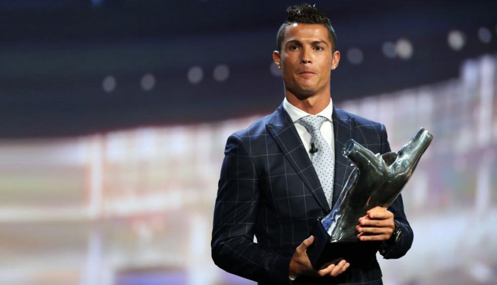 Cristiano Ronaldo sostiene el trofeo a Mejor Jugador de la Temporada. (AFP)