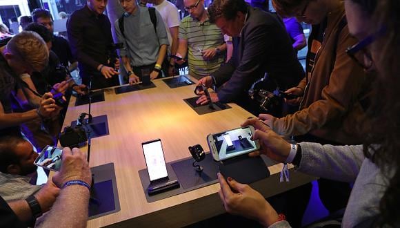 Los periodistas y bloggers pueden ver más de cerca el smartphone Galaxy Note 8 y la banda de muñeca deportiva Gear Fit2 Pro en la conferencia de prensa de Samsung antes de la feria. (Getty)