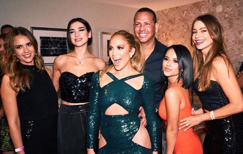 A través de sus historias de Instagram, Álex Rodríguez compartió el momento en que las cantantes disfrutan del show de su novia en Las Vegas, junto a Sofía Vergara, Dua Lipa y Jessica Alba.