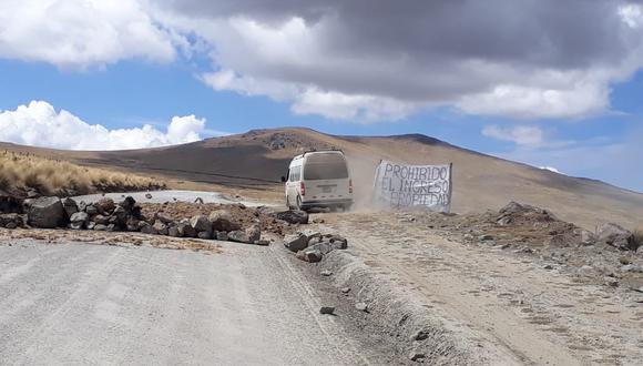Los comuneros bloquearon la via obstaculizando el paso de los vehículos. (Perú21)