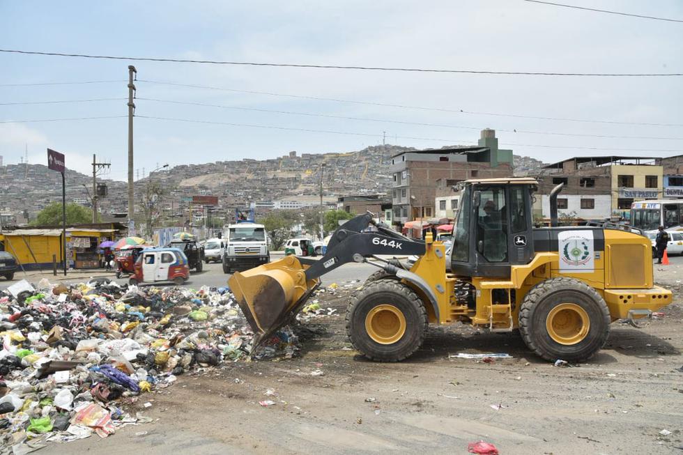 Camiones volquetes y tractores se utilizaron para el recojo de basura. (Foto: Ejército del Perú)