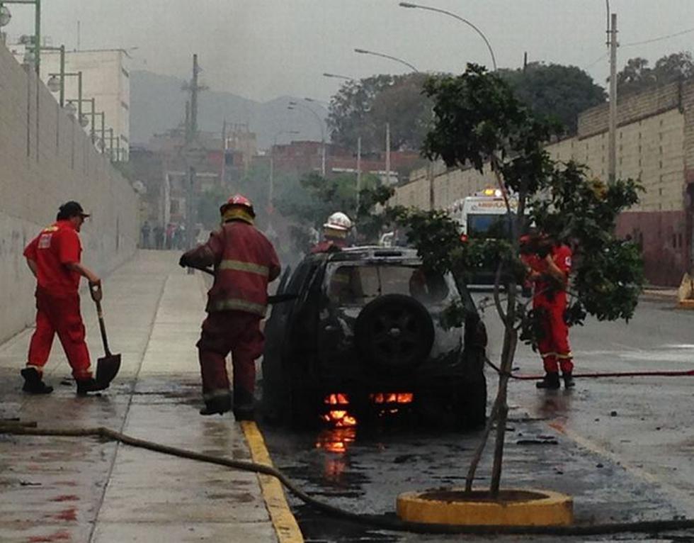 Auto se incendió en Breña por aparente cortocircuito. (Andina)