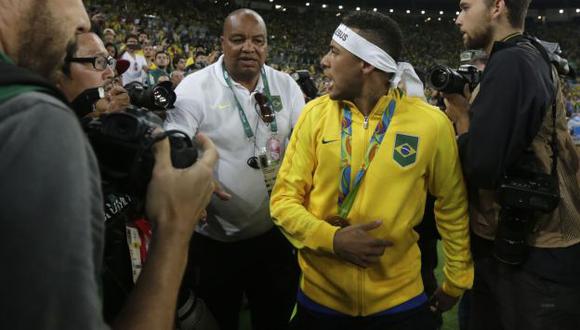 Neymar protagonizó pelea con hincha tras ganar la medalla de oro. (AP)