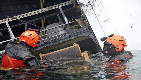 Situación en la que trabajan los buzos es \"complicada\" por las condiciones del barco. (Reuters)