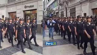 Mujeres policías entran a Plaza San Martín en medio de aplausos de ciudadanos | VIDEO