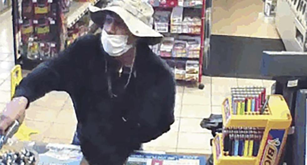 Esta imagen del 26 de marzo de 2020 del video de vigilancia muestra a un hombre, que se cree que es William Rosario López con una máscara quirúrgica, con una pistola en una tienda de conveniencia de Connecticut. (U.S. District Court of Connecticut via AP).