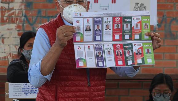 El candidato presidencial Carlos Mesa muestra la papeleta electoral este domingo al emitir su voto en un recinto en la ciudad de La Paz (Bolivia).  (Foto: EFE/Martin Alipaz)