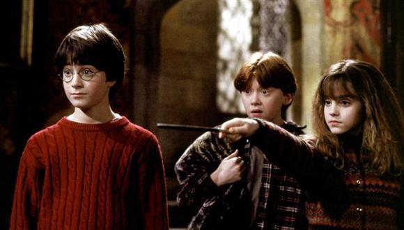 El filme narra la historia de Harry, un niño que al cumplir once años descubre que es un mago, por lo que es enviado al Colegio Hogwarts de Magia y Hechicería para comenzar su entrenamiento. Junto a sus amigos Hermione Granger y Ron Weasley pasarán grandes aventuras y retos. (Warner Bros)
