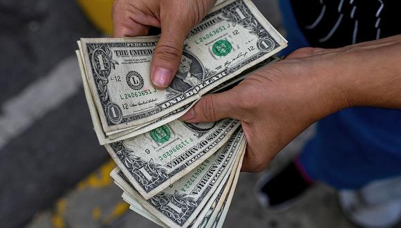 En el mercado paralelo o casas de cambio de Lima, el tipo de cambio se cotiza a S/ 3.665 la compra y S/ 3.690 la venta. (Foto: AFP)