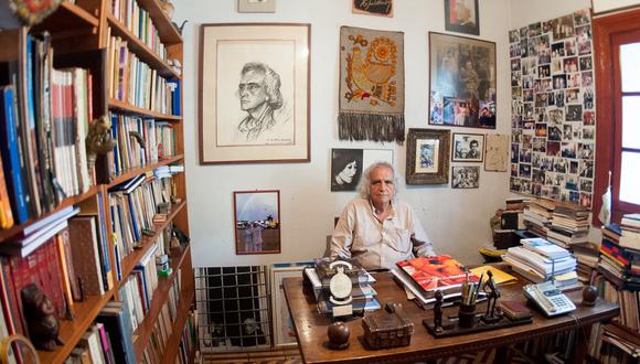Arturo Corcuera (en su estudio, su mundo) es recordado por Marco Martos como alguien que tenía gran afecto con los que se dedicaban a la poesía.(Milena Carranza).