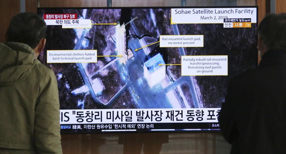 En esta foto de archivo del 6 de marzo de 2019, las personas miran una pantalla de televisión que muestra la estación de lanzamiento de satélites de Sohae, Corea del Norte. (Foto referencial: AP)