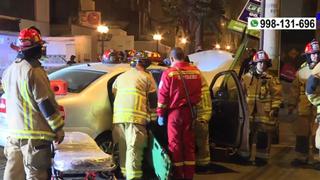 Conductora es acusada de chocar contra taxi y derribar señalética en Miraflores:  “Ella vino a velocidad”