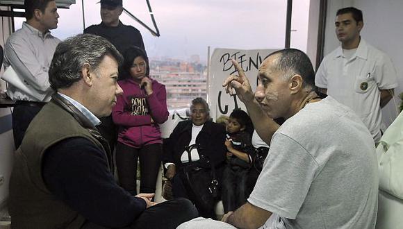 El presidente Juan Manuel Santos visitó a Erazo en clínica policial de Bogotá. (Reuters)