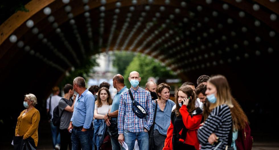La gente espera en la fila para recibir una vacuna contra el coronavirus, Covid-19, en un centro de vacunación en el parque Sokolniki en Moscú (Rusia), el 2 de julio de 2021. (Dimitar DILKOFF / AFP).