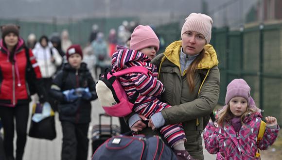 Las mujeres con sus hijos están cruzando la frontera de Ucrania hacia Polonia, en el cruce fronterizo de Medyka el 08 de marzo de 2022. (Foto: Louisa GOULIAMAKI / AFP)