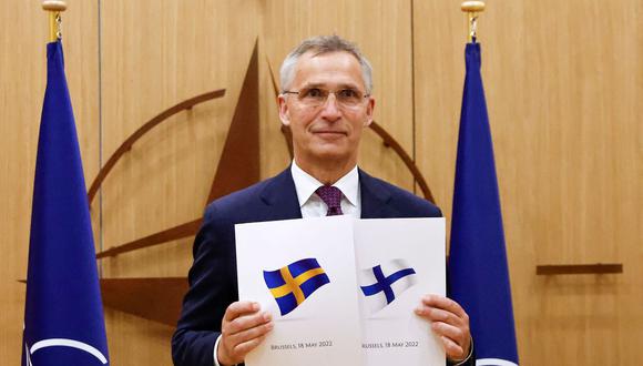 Finlandia y Suecia presentaron su adhesión a la OTAN.  En la foto, el secretario general de ese organismo, Jens Stoltenberg, posa con los documentos respectivos. (JOHANNA GERON / POOL / AFP).