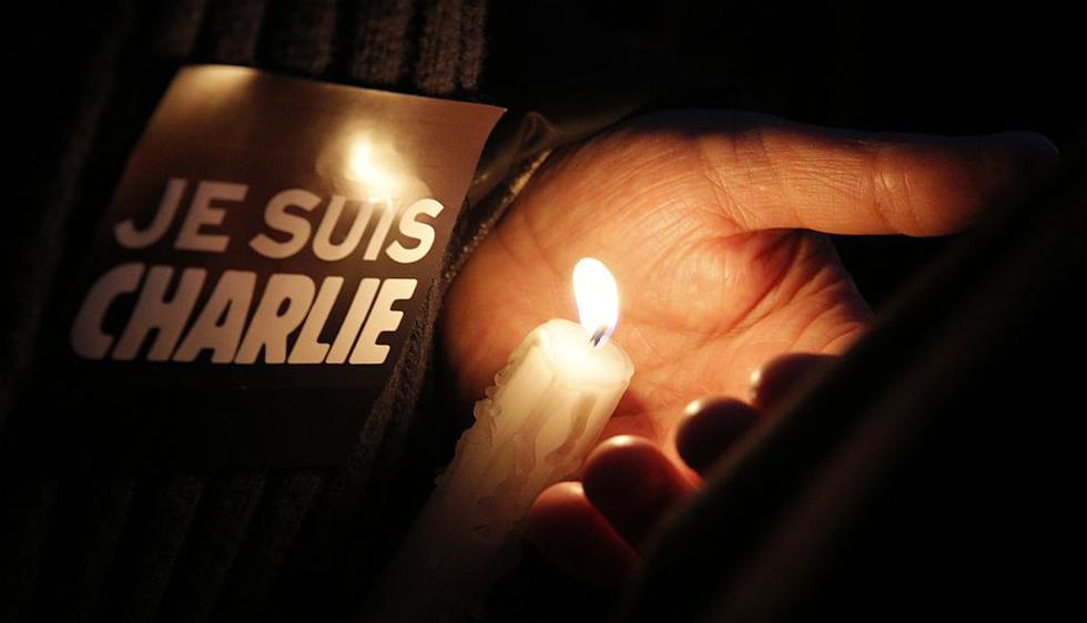Una vela encendida por las víctimas del atentado contra Charlie Hebdo en París. (AP)
