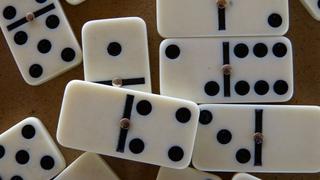 Aficionados al dominó crean una mesa que ha llamado la atención de muchos en las redes