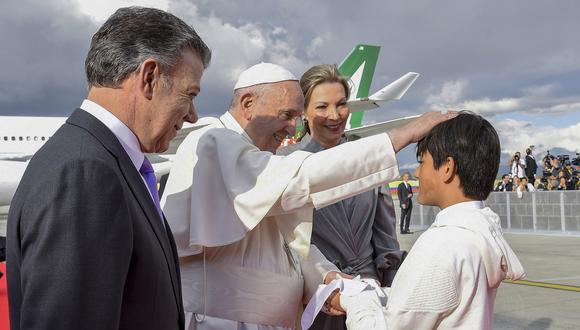 Colombia: Papa Francisco recibió regalo de niño que tuvo a su madre secuestrada por las FARC. (AFP)