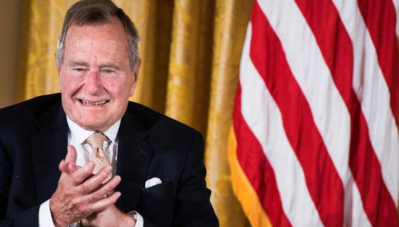 En esta foto de archivo tomada el 15 de julio de 2013, el ex presidente de los Estados Unidos, George HW Bush, aplaude durante un evento en la Sala Este de la Casa Blanca en Washington. (Foto: AFP)