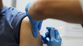 El Reino Unido es el primer país en aprobar una vacuna bivalente contra el COVID-19