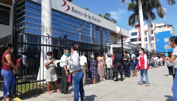 Chiclayanos reclaman bono de 380 soles en el Banco de la Nación