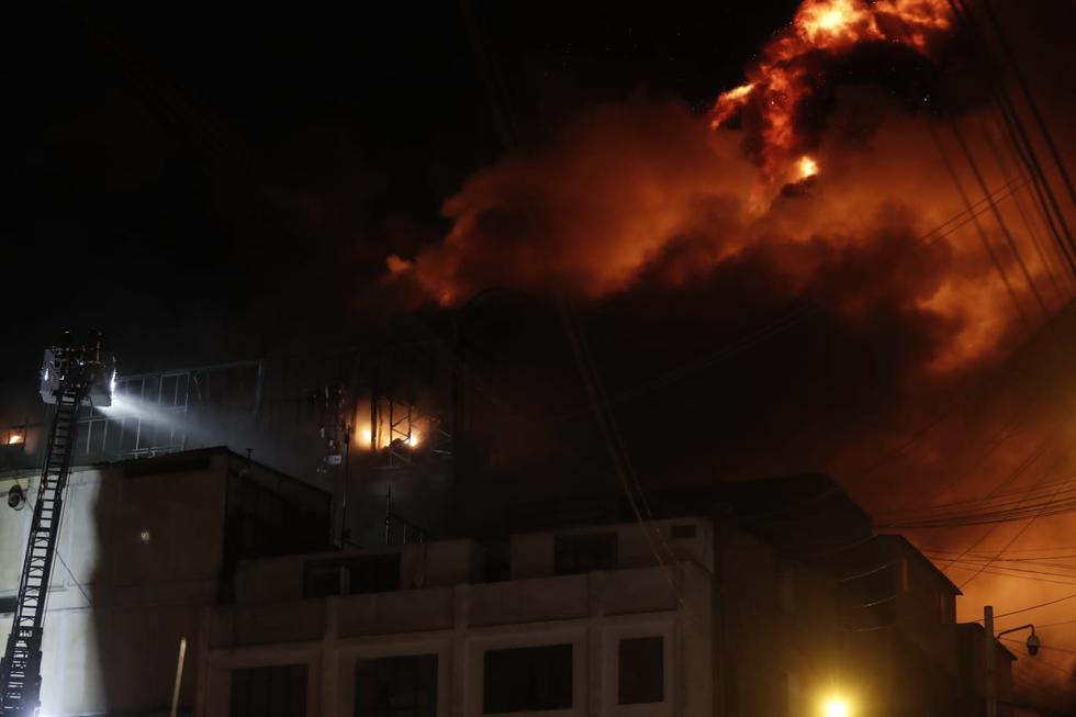 Un incendio se registra este jueves en la noche en un inmueble situado en el cruce de los jirones Puno y Andahuaylas, en el Cercado de Lima. El siniestro tiene código 3.

(Leonardo Fernández y Hugo Pérez @photo.gec)