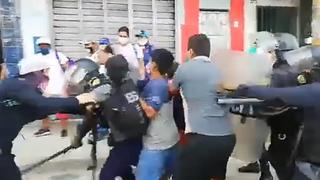 Iquitos: Ambulantes no quieren dejar mercado Belén y se enfrentan a policías | VIDEO
