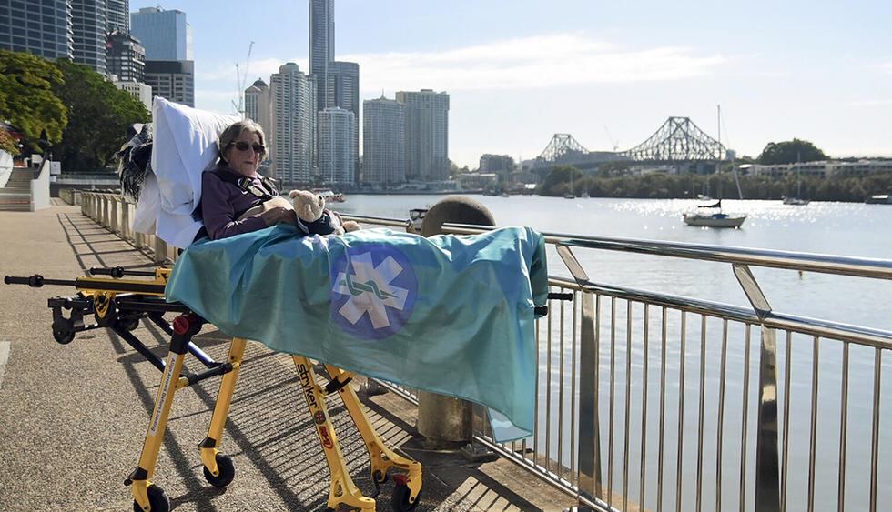 Betty Dowsett, de 92 años, fue llevada a una zona cercana al mar, en Brisbane. (Foto: AFP)