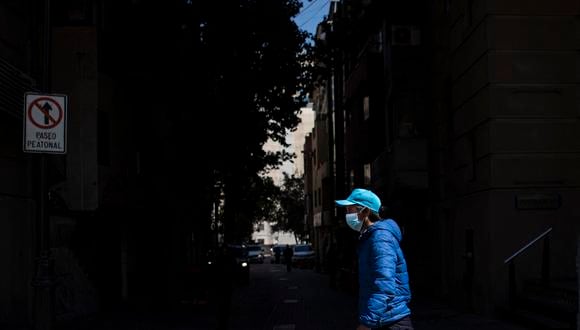 Un hombre usa una mascarilla mientras camina por una calle peatonal en Santiago, el 21 de septiembre de 2022.  (Foto: Martin BERNETTI / AFP)