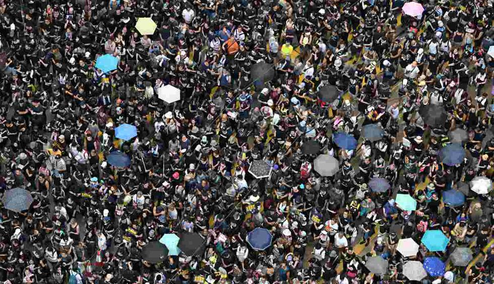Los manifestantes marchan contra un polémico proyecto de ley de extradición en Hong Kong el 21 de julio de 2019. (Foto: AFP)