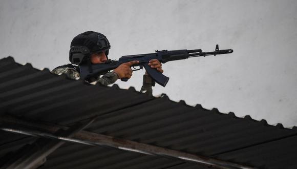 Un miembro del Cuerpo de Investigaciones Científicas, Penales y Forenses (CICPC) participa en el operativo contra miembros de una banda criminal en el barrio Cota 905, en Caracas, Venezuela. (Foto de Federico PARRA / AFP).