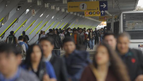 INSOPORTABLE. Pasajeros esperan hasta 40 minutos para tomar un bus que los lleve a sus destinos. (Perú21)