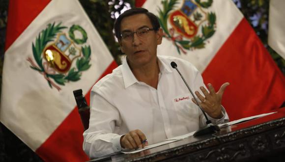Martín Vizcarra hizo un alto a la conferencia de prensa para dar un aplauso a las Fuerzas Armas y la PNP