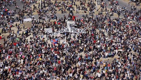 Vista panorámica que muestra la concentración de ciudadanos en la Plaza Italia de Santiago. (Foto: EFE/Alberto Valdes)