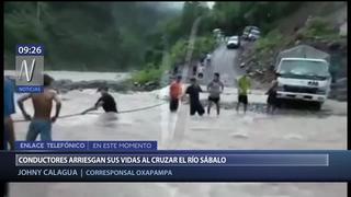 Pasco: Conductores y pasajeros arriesgan sus vidas al cruzar convulsionado río Sábalo en Oxapampa [VIDEO] 