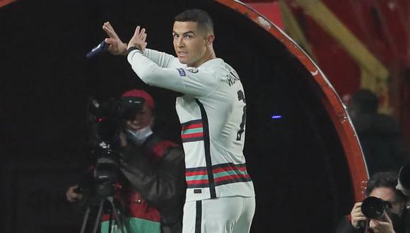 Cristiano Ronaldo fue criticado por lanzar la cinta de capitán de la selección portuguesa. (Foto: AFP)