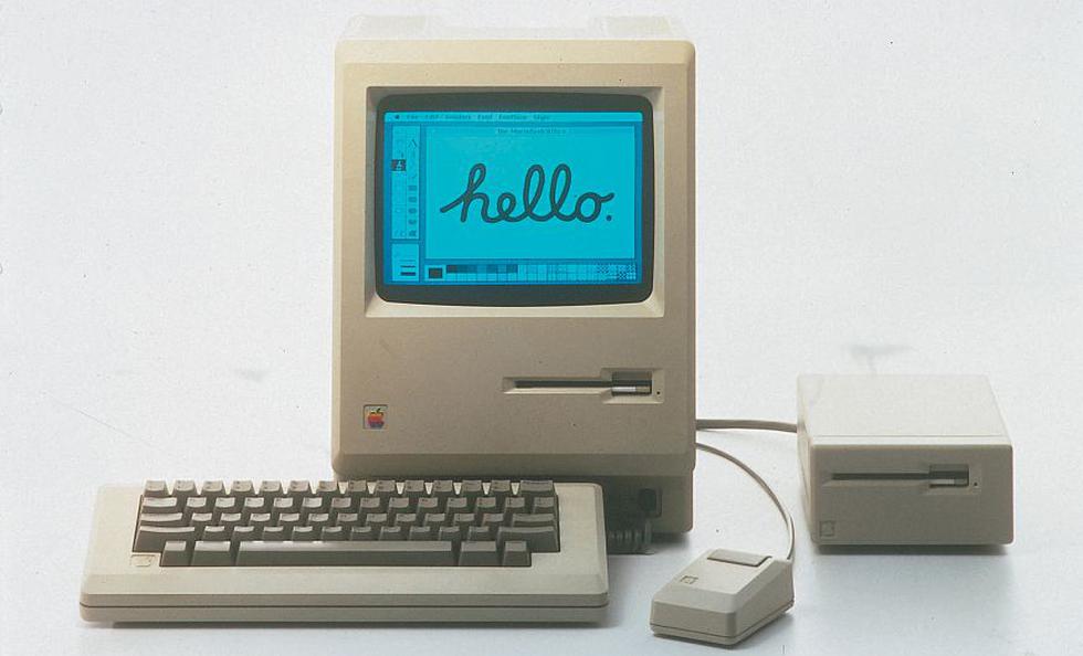 1984: Macintosh 128K. La primera Macintosh costaba cerca de US$2,500 e incluía teclado, mouse, y una pequeña disquetera. (Internet)