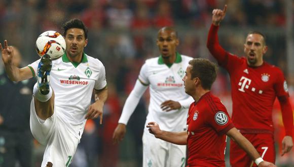 Faltó apoyo. Claudio Pizarro estuvo solo en la delantera del Bremen. Bayern lo pudo anular. (AP)