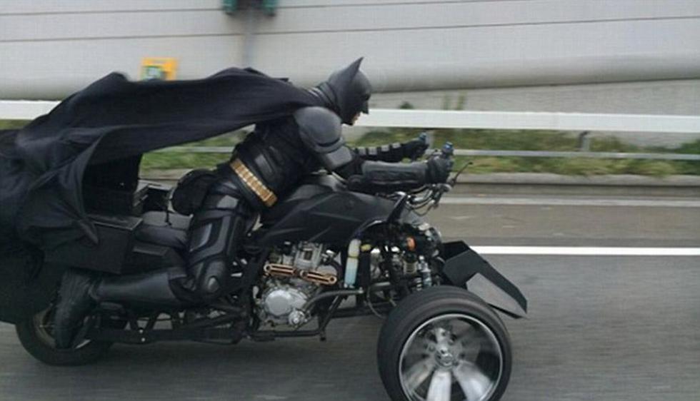 Conductores se sorprendieron al ver a persona vestida como Batman. (Daily Mail)
