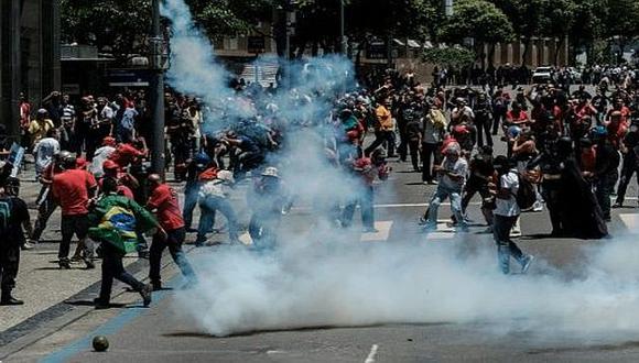 Río de Janeiro: Enfrentamiento entre la policía y los manifestantes por alza de impuestos y recortes del presupuesto. (AFP)