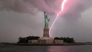 Impresionante rayo cae detrás de la Estatua de la Libertad | VIDEO