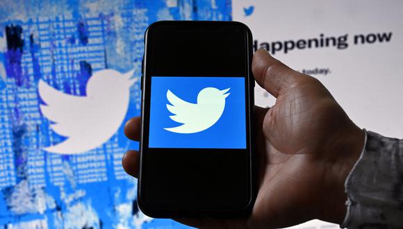 El logotipo de Twitter en el fondo de una página de Twitter, en Washington, DC, el 26 de abril de 2022. (Foto de Olivier DOULIERY / AFP)